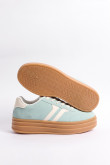 Tenis casuales unicolores con suelas altas y contrastes