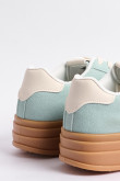 Tenis casuales unicolores con suelas altas y contrastes