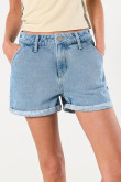 Short en jean azul claro tiro alto con doblez en bordes