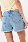 Short en jean azul claro tiro alto con doblez en bordes