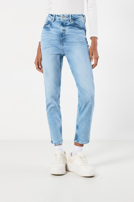 Jean mom azul claro con bota recta y súper tiro alto