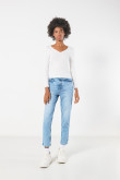 Jean mom azul claro con bota recta y súper tiro alto