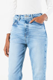 Jean mom azul claro con bota recta y súper tiro alto