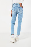 Jean mom azul claro con bota recta y súper tiro alto
