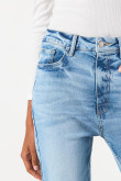 Jean mom azul claro con bota recta y súper tiro alto