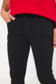 Jean súper skinny negro con tiro bajo y ajuste ceñido