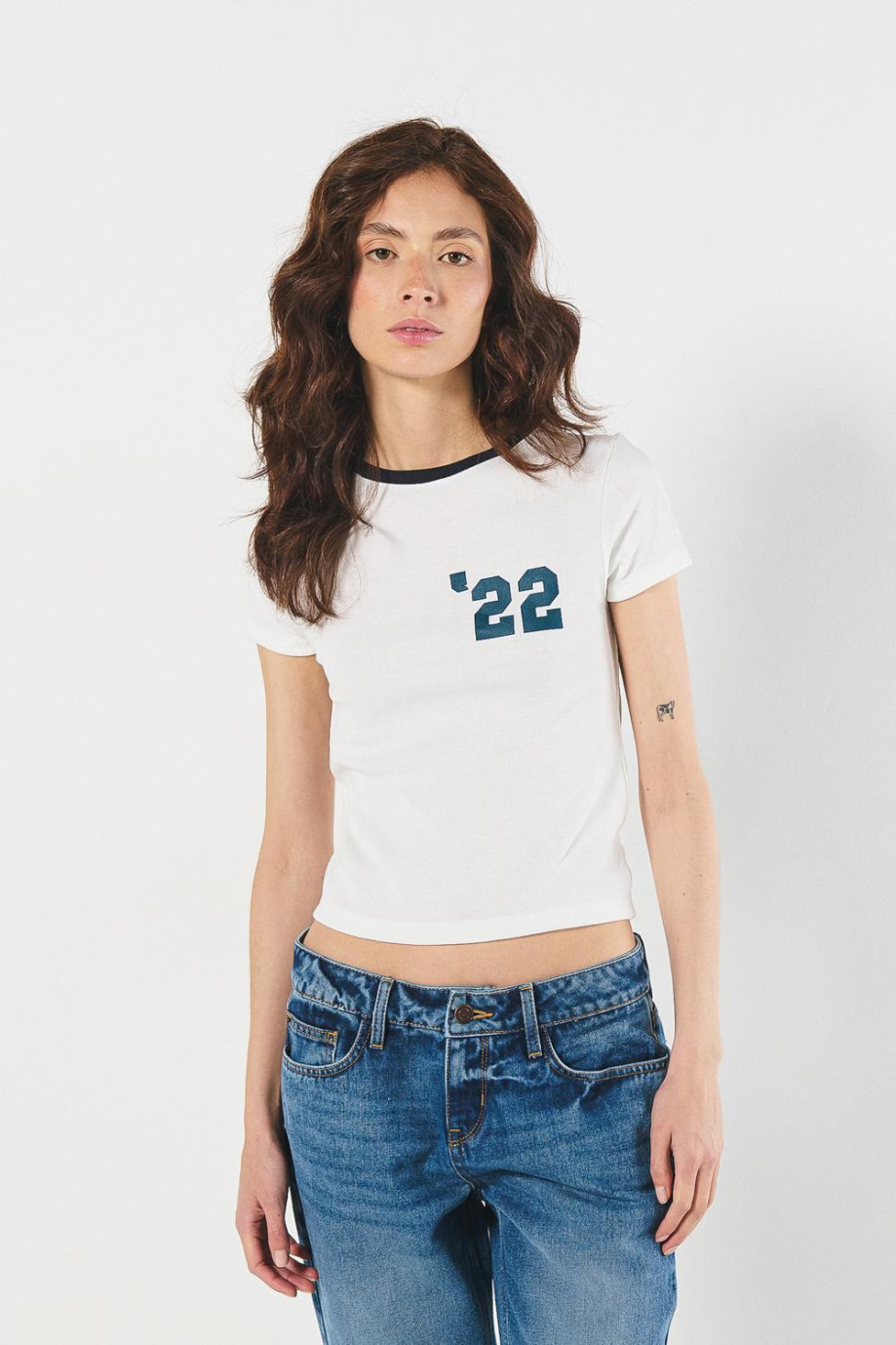 Camiseta crema en rib college con manga corta