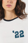 Camiseta crema en rib college con manga corta