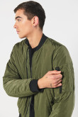 Chaqueta unicolor bomber con cremallera y bolsillos