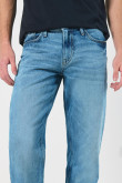 Jean azul claro 90´S con bota recta, bolsillos y tiro bajo