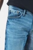 Jean azul claro 90´S con bota recta, bolsillos y tiro bajo