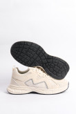 Tenis unicolores de plataforma con texturas y contrastes