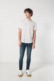 Camisa blanca con cuello nerú y diseños de mini print