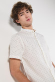 Camisa blanca con cuello nerú y diseños de mini print
