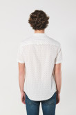 Camisa blanca con cuello nerú y diseños de mini print
