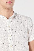 Camisa blanca con cuello nerú y diseños de mini print