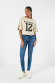 Camiseta kaki oversize crop top con diseño college