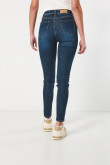 Jean azul oscuro jegging con bolsillos y ajuste ceñido