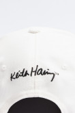 Cachucha crema beisbolera con bordado de Keith Haring