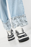 Jean 90´S tiro alto azul claro con diseños en bota