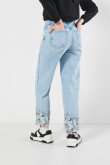 Jean 90´S tiro alto azul claro con diseños en bota