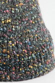 Gorro tejido unicolor con diseños multicolores