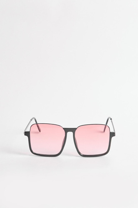 Gafas de sol de marco cuadrado y lentes color cafe.