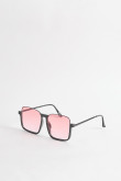Gafas de sol de marco cuadrado y lentes color cafe.