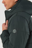 Chaqueta unicolor acolchada con bolsillos y capota