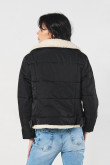 Chaqueta unicolor biker acolchada con detalle sherpa interno