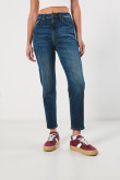 Jean súper tiro alto mom azul con bota recta y bolsillos