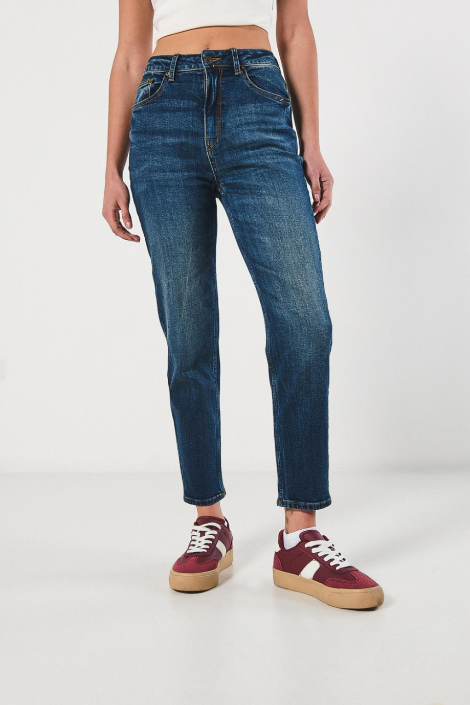 Jean súper tiro alto mom azul con bota recta y bolsillos