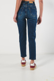 Jean súper tiro alto mom azul con bota recta y bolsillos