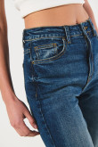 Jean súper tiro alto mom azul con bota recta y bolsillos