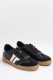 Tenis negros casuales con suela plana y contrastes blancos