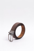 Cinturón café con sistema reversible y hebilla metálica