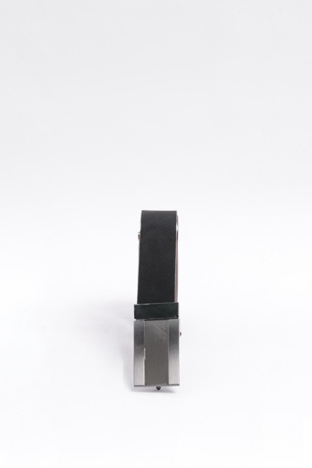 Cinturón doble faz negro con hebilla metálica y texturas
