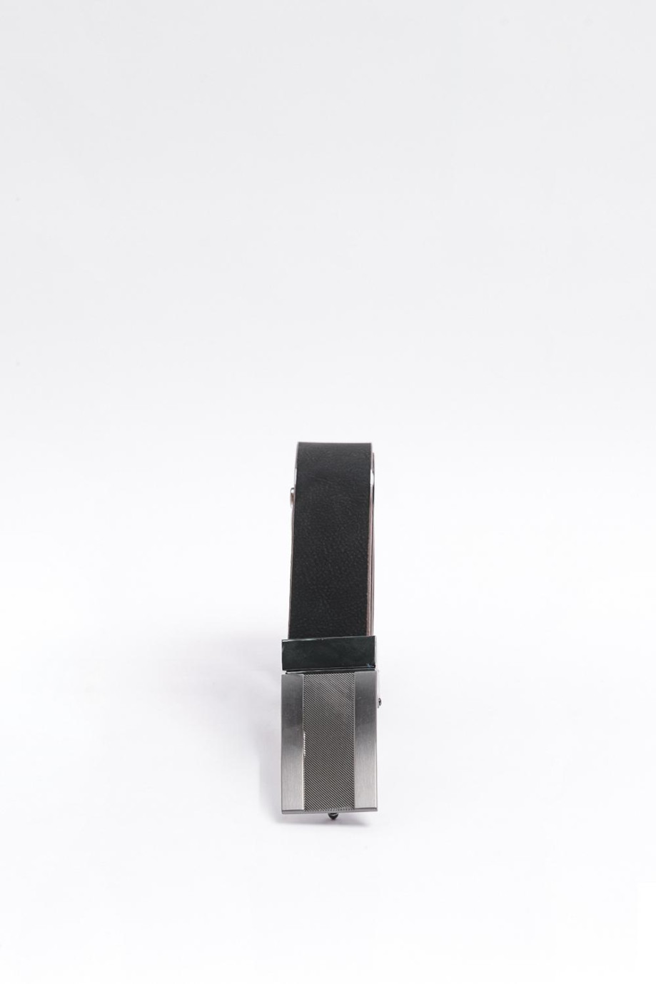 Cinturón doble faz negro con hebilla metálica y texturas