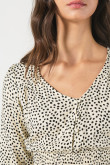 BLUSA RAYON/ESTAMPADA ESCOTE V ENCAUCHADA MANGA LARGA.