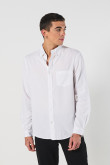 Camisa en algodón unicolor con cuello button down y bolsillo