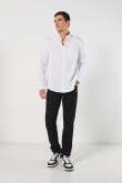 Camisa en algodón unicolor con cuello button down y bolsillo