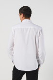 Camisa en algodón unicolor con cuello button down y bolsillo