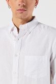 Camisa en algodón unicolor con cuello button down y bolsillo