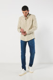 Camisa en algodón unicolor con cuello button down y bolsillo