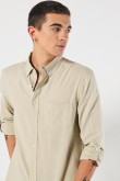 Camisa en algodón unicolor con cuello button down y bolsillo
