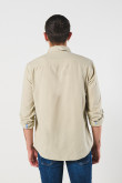 Camisa en algodón unicolor con cuello button down y bolsillo