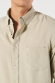 Camisa en algodón unicolor con cuello button down y bolsillo
