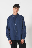 Camisa en algodón unicolor con cuello button down y bolsillo