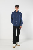Camisa en algodón unicolor con cuello button down y bolsillo