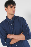 Camisa en algodón unicolor con cuello button down y bolsillo